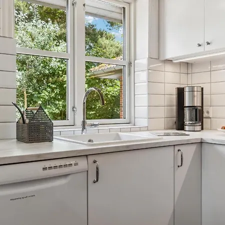 4 Bedroom Cozy Home In Rodby 펜션 Rødby